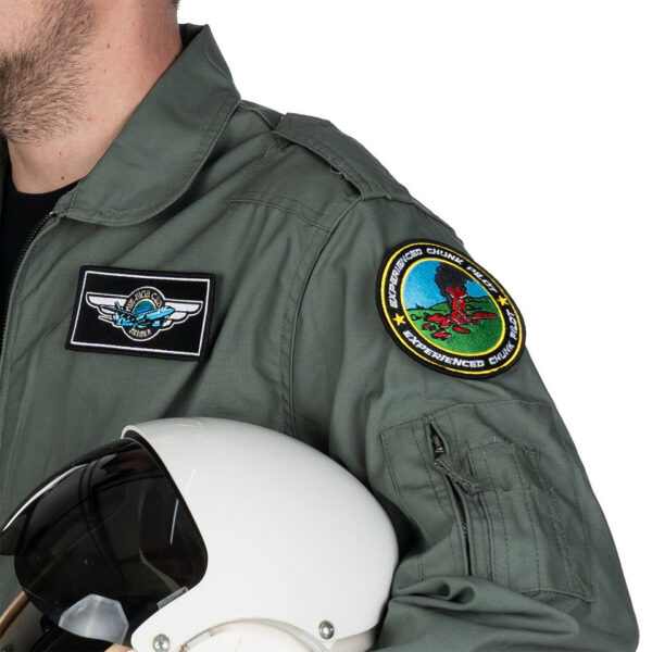 442314 8075 99 02 <p>Voeg een speelse touch toe aan je outfit met het Embleem stof Mile High Club met klittenband. Dit unieke embleem, dat de tekst 'Mile High Club Member' pronkt, is perfect voor luchtvaartliefhebbers en avontuurlijke geesten. Met zijn handige klittenbandsluiting is het eenvoudig te bevestigen op jassen, tassen of andere kledingstukken. Een must-have voor iedereen die zijn liefde voor de luchtvaart op een originele manier wil uitdragen!</p>