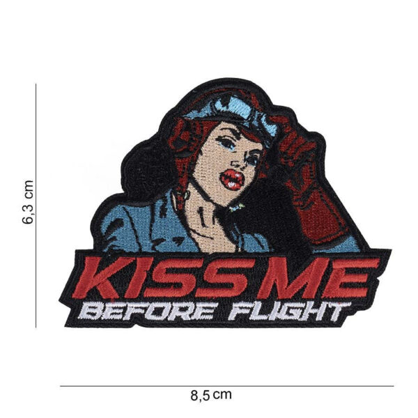 442314 8076 99 01 <p>Het embleem 'Kiss me before flight' is een stijlvolle toevoeging aan je militaire of outdoor uitrusting. Gemaakt van hoogwaardig stof en voorzien van een praktische klittenband aan de achterzijde, is dit embleem eenvoudig te bevestigen op kleding of uitrusting. Met zijn unieke tekst en afbeelding voegt het een persoonlijk tintje toe aan je outfit, perfect voor elke avontuurlijke gelegenheid.</p>