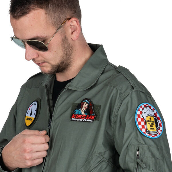 442314 8076 99 02 <p>Het embleem 'Kiss me before flight' is een stijlvolle toevoeging aan je militaire of outdoor uitrusting. Gemaakt van hoogwaardig stof en voorzien van een praktische klittenband aan de achterzijde, is dit embleem eenvoudig te bevestigen op kleding of uitrusting. Met zijn unieke tekst en afbeelding voegt het een persoonlijk tintje toe aan je outfit, perfect voor elke avontuurlijke gelegenheid.</p>