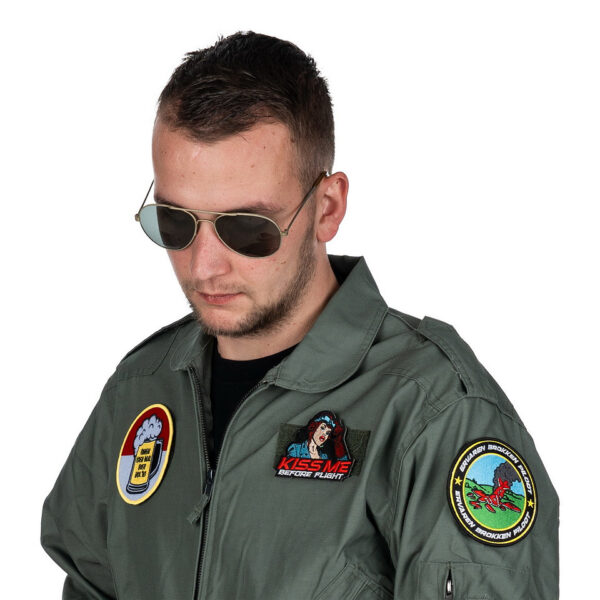 442314 8076 99 04 <p>Het embleem 'Kiss me before flight' is een stijlvolle toevoeging aan je militaire of outdoor uitrusting. Gemaakt van hoogwaardig stof en voorzien van een praktische klittenband aan de achterzijde, is dit embleem eenvoudig te bevestigen op kleding of uitrusting. Met zijn unieke tekst en afbeelding voegt het een persoonlijk tintje toe aan je outfit, perfect voor elke avontuurlijke gelegenheid.</p>