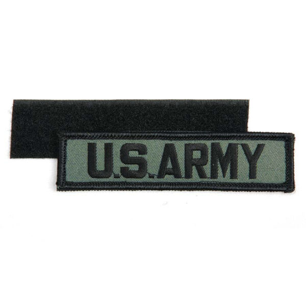 442315 3215 75 01 <p>Voeg een authentiek accent toe aan uw outfit met het Embleem stof US army (streep) met klittenband #1060. Dit hoogwaardige embleem, vervaardigd van stevig stof, toont trots de iconische US Army stijl. Dankzij het klittenbandsysteem is het eenvoudig aan te brengen en te verwijderen, ideaal voor gebruik op kleding of uitrusting. Verkrijgbaar in diverse kleuren, biedt dit embleem een perfecte combinatie van functionaliteit en stijl voor elke militaire of outdoor liefhebber.</p>