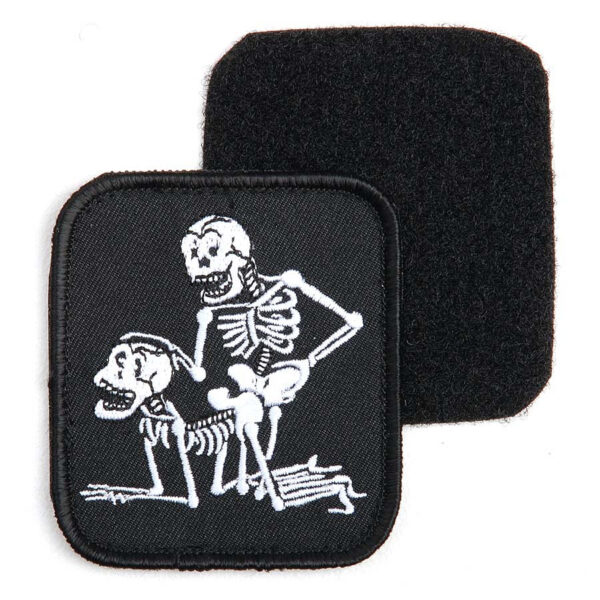 442315 3222 75 01 <p>Ontdek ons unieke embleem met twee skeletten, perfect voor het personaliseren van je militaire of outdoor uitrusting. Dit hoogwaardige stoffen embleem is voorzien van klittenband, waardoor het eenvoudig te bevestigen en te verwijderen is. Verkrijgbaar in diverse kleuren, biedt dit embleem niet alleen een stoere uitstraling, maar ook een opvallende toevoeging aan je outfit. Ideaal voor fans van de militaire stijl en voor iedereen die een gedurfde statement wil maken.</p>