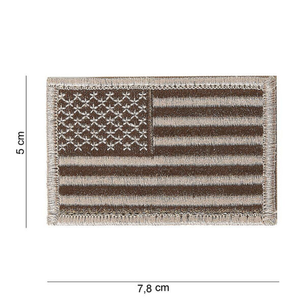 442315 3232 75 01 <p>Til je outfit naar een hoger niveau met het Embleem stof vlag USA desert met klittenband #1045. Dit hoogwaardige embleem is vervaardigd van duurzame stof en beschikt over een gedetailleerde afbeelding van de Amerikaanse vlag, perfect voor op je uniform of rugzak. Het klittenbandsysteem maakt het eenvoudig te bevestigen en te verwijderen, waardoor je je gear snel kunt aanpassen aan verschillende situaties. Verkrijgbaar in diverse kleuren en één maat, dit embleem is een must-have voor iedere militaire of outdoor enthousiasteling.</p>
