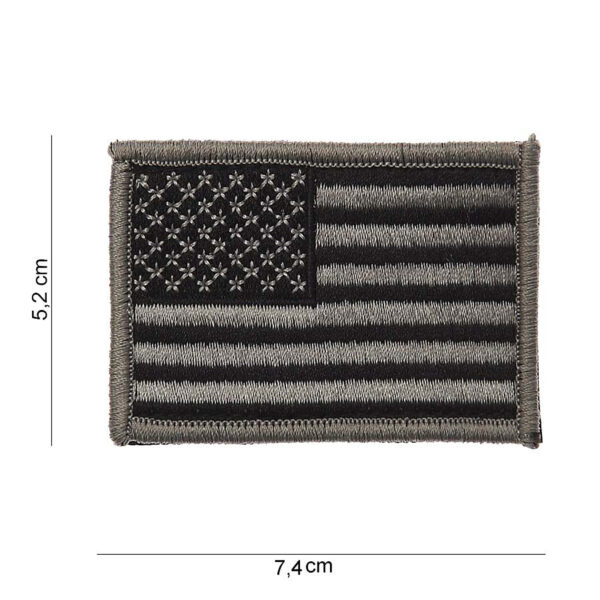 442315 3233 75 01 <p>Dit hoogwaardige embleem van de vlag van de Verenigde Staten is vervaardigd van duurzaam stof en voorzien van klittenband, waardoor het gemakkelijk op kleding of uitrusting te bevestigen is. Met een stijlvolle zilveren afwerking voegt dit embleem een vleugje patriotisme toe aan uw outfit. Verkrijgbaar in diverse kleuren en maten, is dit embleem perfect voor zowel militaire als outdoor activiteiten. Geef uw uitrusting een unieke uitstraling met dit veelzijdige embleem.</p>