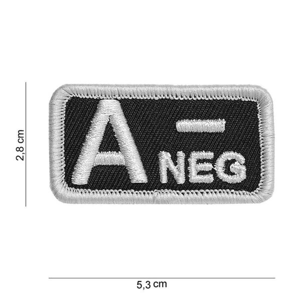 442318 3252 99 01 <p>Dit hoogwaardige embleem met de bloedgroep A-negatief in zwart is gemaakt van duurzaam stof en voorzien van klittenband aan de achterzijde voor eenvoudige bevestiging. Perfect voor het personaliseren van uw militaire of outdoor uitrusting, zorgt dit embleem ervoor dat uw medische informatie altijd zichtbaar is. Een essentieel accessoire voor iedereen die veiligheid en functionaliteit hoog in het vaandel heeft staan.</p>