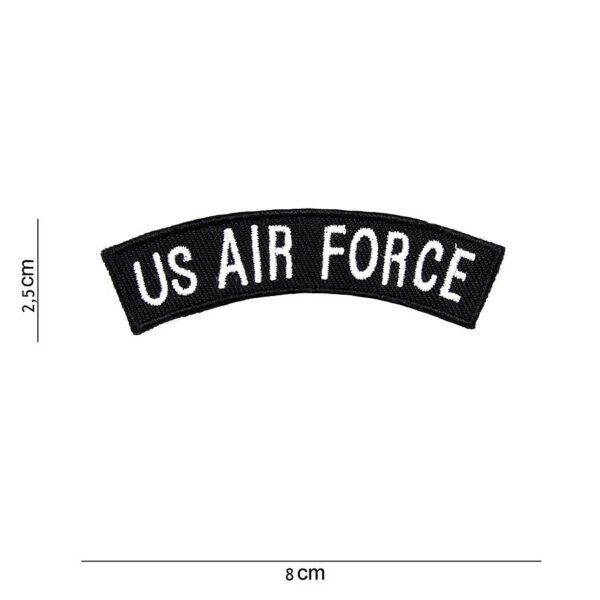 442318 3259 99 01 <p>Voeg een vleugje militaire stijl toe aan je outfit met het Embleem stof US Air Force #3037. Dit hoogwaardige embleem, vervaardigd van duurzaam materiaal, toont trots de iconische tekst en afbeelding van de US Air Force. Perfect voor op jassen, tassen of andere textielaccessoires, dit embleem is een must-have voor elke liefhebber van militaire en outdoor uitrusting. Laat je passie voor de luchtmacht zien met dit stijlvolle en veelzijdige embleem.</p>