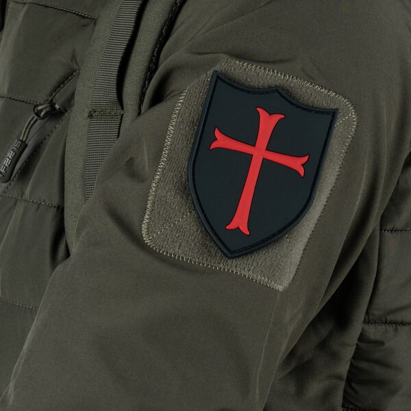 444100 3752 99 02 <p>Het 3D PVC Crusader embleem in opvallend rood is de perfecte aanvulling voor jouw militaire of outdoor uitrusting. Dit hoogwaardige embleem is voorzien van klittenband aan de achterzijde, waardoor je het eenvoudig kunt bevestigen op jassen, rugzakken of andere uitrusting. Voeg een stoere uitstraling toe aan je gear met dit unieke en duurzame embleem, ontworpen voor zowel functionaliteit als stijl.</p>