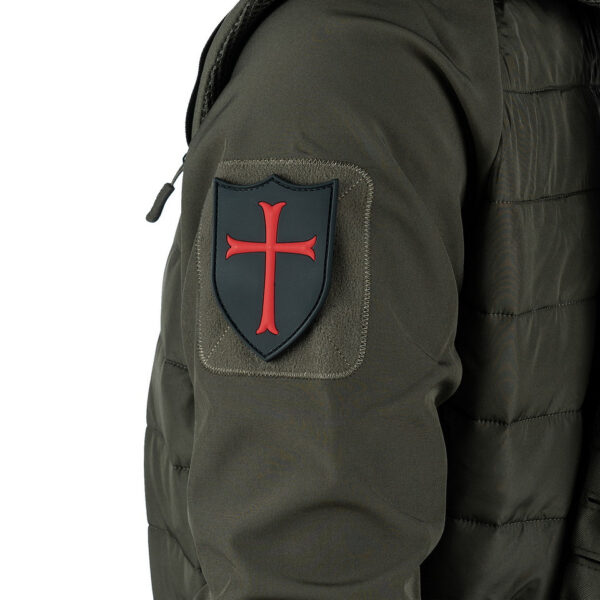 444100 3752 99 03 <p>Het 3D PVC Crusader embleem in opvallend rood is de perfecte aanvulling voor jouw militaire of outdoor uitrusting. Dit hoogwaardige embleem is voorzien van klittenband aan de achterzijde, waardoor je het eenvoudig kunt bevestigen op jassen, rugzakken of andere uitrusting. Voeg een stoere uitstraling toe aan je gear met dit unieke en duurzame embleem, ontworpen voor zowel functionaliteit als stijl.</p>