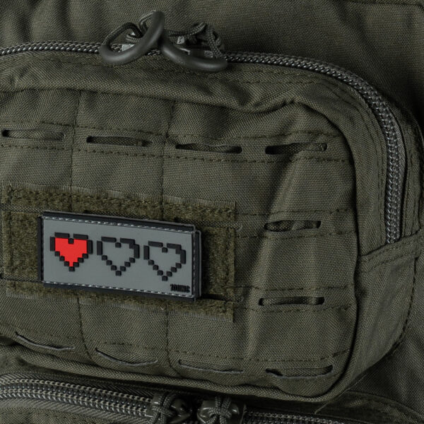 444100 3866 99 02 <p>Ontdek het 3D PVC embleem 'Last Life' in grijs (#14017), perfect voor het personaliseren van je uitrusting. Dit hoogwaardige embleem is voorzien van een klittenband aan de achterzijde, waardoor het eenvoudig op verschillende oppervlakken bevestigd kan worden. Ideal voor militaire en outdoor toepassingen, voegt dit embleem een stoere uitstraling toe aan je gear. Een must-have voor elke avonturier die zijn stijl wil benadrukken.</p>