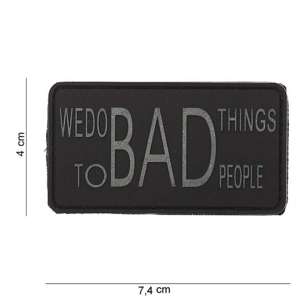 444100 3534 99 01 <p>Het 3D PVC embleem 'We do bad things' (#12015) is een opvallende toevoeging aan uw uitrusting. Met klittenband aan de achterzijde is het eenvoudig te bevestigen op kleding, tassen of andere accessoires. Dit embleem is perfect voor degenen die hun militaire of outdoor stijl willen accentueren. Een uniek en stoer detail dat niet mag ontbreken in uw collectie.</p>