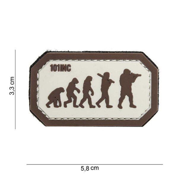 444100 3924 99 01 <p>Het 3D PVC embleem Airsoft evolution in beige/bruin (#14073) is een hoogwaardige toevoeging aan jouw militaire of outdoor uitrusting. Dit duurzame embleem is voorzien van een praktische klittenband aan de achterzijde, waardoor je het eenvoudig kunt bevestigen op kleding of uitrusting. Met zijn unieke ontwerp is het niet alleen functioneel, maar ook een stijlvolle manier om jouw passie voor airsoft te tonen. Perfect voor zowel verzamelaars als actieve spelers.</p>