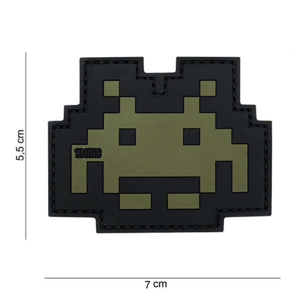 444100 3943 99 01 <p>Voeg een speelse touch toe aan je uitrusting met het 3D PVC Embleem Space Invader in groen/zwart (#14059). Dit hoogwaardige embleem is voorzien van een stevige klittenband aan de achterzijde, waardoor je het eenvoudig kunt bevestigen op jassen, rugzakken of andere uitrusting. Perfect voor zowel verzamelaars als liefhebbers van militaire en outdoor gear. Maak je look compleet met dit unieke, retro geïnspireerde design.</p>
