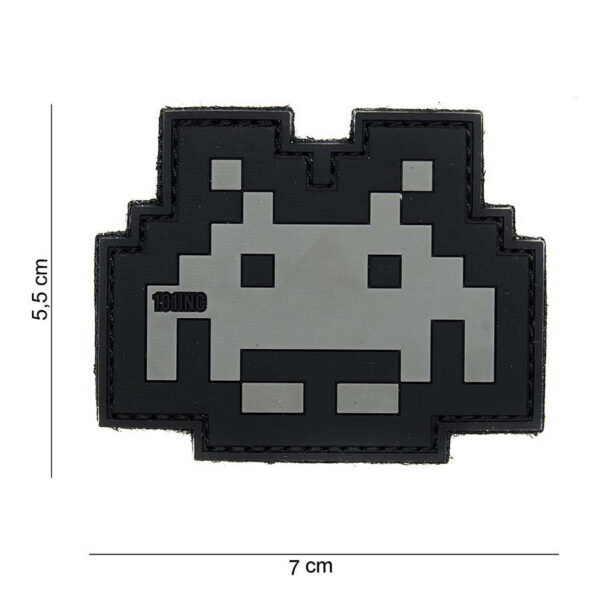 444100 3944 99 01 <p>Voeg een vleugje retro toe aan je outfit met het 3D PVC embleem Space Invader in grijs/zwart (#14058). Dit hoogwaardige embleem is vervaardigd uit duurzaam PVC en voorzien van klittenband aan de achterzijde, waardoor het eenvoudig op verschillende materialen kan worden bevestigd. Perfect voor het personaliseren van jassen, tassen of andere outdoor uitrusting. Laat je avontuurlijke spirit zien met dit unieke embleem!</p>