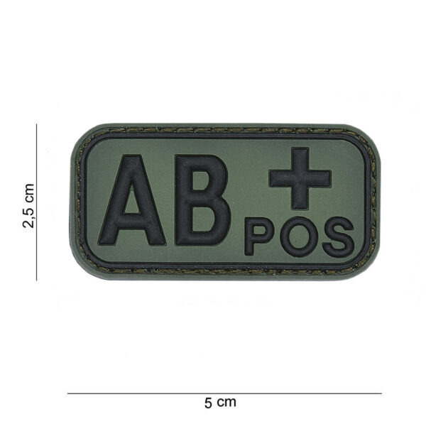 444100 7385 99 01 <p>Het 3D PVC embleem met de bloedgroep AB+ positief is een praktische en essentiële toevoeging aan uw uitrusting. Dit embleem is voorzien van een stevige klittenband aan de achterzijde, waardoor het eenvoudig op kleding of tassen kan worden bevestigd. Ideaal voor gebruik in militaire en outdoor situaties, waar het snel identificeren van medische informatie cruciaal kan zijn. Met een compact ontwerp is dit embleem een betrouwbare keuze voor elke avonturier.</p>