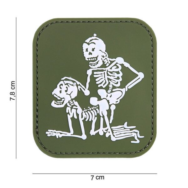 444110 3520 11 01 <p>Ontdek het unieke 3D PVC embleem met twee skeletten in een opvallende groene kleur. Dit hoogwaardige embleem is voorzien van klittenband aan de achterzijde, waardoor het eenvoudig op te bevestigen is aan verschillende soorten kleding en uitrusting. Perfect voor het personaliseren van je militaire of outdoor gear, dit embleem voegt een stoere uitstraling toe aan elke outfit. Maak je look compleet met dit opvallende accessoire!</p>