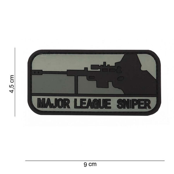 444110 3551 13 01 <p>Het Embleem 3D PVC Major League Sniper Dark #12039 is een stijlvol en opvallend embleem, perfect voor de echte outdoor-liefhebber. Dit hoogwaardige PVC-embleem is voorzien van een stevige klittenband aan de achterzijde, waardoor het eenvoudig op verschillende materialen te bevestigen is. Met zijn zwarte kleur voegt het een stoere uitstraling toe aan iedere uitrusting. Een must-have accessoire voor militairen, snipers en fans van outdoor activiteiten.</p>