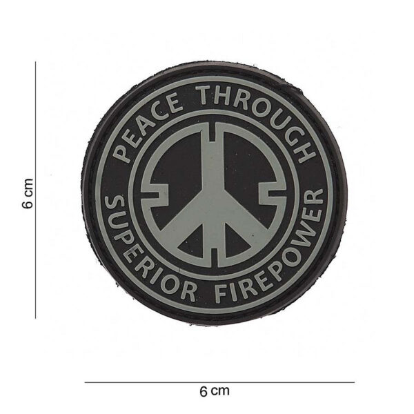 444110 3552 13 01 <p>Dit hoogwaardige 3D PVC embleem met de tekst "Peace through superior fire power" is perfect voor iedere liefhebber van militaire en outdoor uitrusting. Met een stevige klittenband aan de achterzijde is het eenvoudig te bevestigen aan kleding, tassen of andere uitrusting. Het embleem is uitgevoerd in een stijlvolle zwarte kleur en voegt een unieke touch toe aan je gear. Een must-have voor iedereen die zijn of haar passie voor de militaire levensstijl wil laten zien.</p>