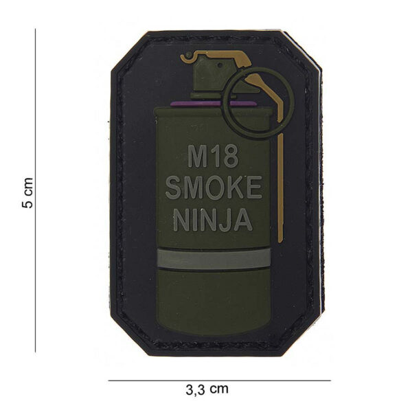 444110 3705 99 01 <p>Het Embleem 3D PVC *2 M-18 smoke ninja #13002 is een veelzijdig en stijlvol accessoire voor elke militaire of outdoor-enthousiast. Dit hoogwaardige PVC-embleem is voorzien van klittenband aan de achterzijde, waardoor het eenvoudig op te bevestigen is aan verschillende uitrustingen en kledingstukken. Met zijn unieke ontwerp voegt dit embleem een stoere touch toe aan je gear, ideaal voor zowel verzamelaars als actieve gebruikers.</p>