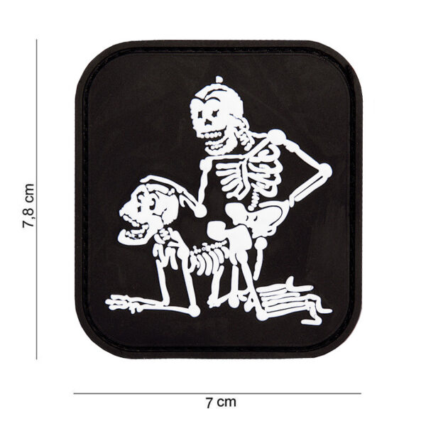 444110 7395 99 01 <p>Trek de aandacht met het Embleem 3D PVC twee skeletten in zwart (#13027). Dit unieke embleem is vervaardigd uit hoogwaardig PVC en beschikt over een praktische klittenband aan de achterzijde, waardoor het eenvoudig op diverse kledingstukken of uitrusting te bevestigen is. Perfect voor militaire en outdoor liefhebbers die een stoere uitstraling willen creëren. Dit embleem voegt niet alleen karakter toe aan je outfit, maar is ook duurzaam en weerbestendig.</p>