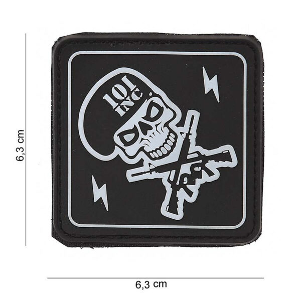 444120 3539 13 01 <p>Til je uitrusting naar een hoger niveau met het 3D PVC embleem van 101 INC, featuring een opvallende skull en guns design. Dit embleem is eenvoudig te bevestigen dankzij het klittenband aan de achterzijde en is gemaakt van duurzaam PVC. Met zijn sinistere zwartkleurige uitstraling is het perfect voor militaire en outdoor liefhebbers die een stoere touch aan hun gear willen geven.</p>
