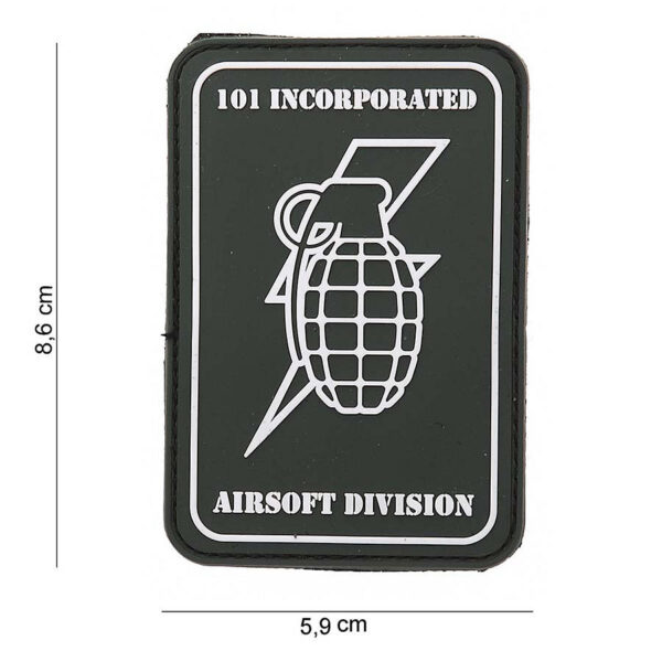 444120 3560 11 01 <p>Het 3D PVC embleem van 101 INC in de vorm van een handgranaat is een stoer en uniek accessoire voor je militaire of outdoor uitrusting. Dit embleem is voorzien van een stevige klittenband aan de achterzijde, waardoor je het eenvoudig kunt bevestigen op kleding of uitrusting. Verkrijgbaar in een opvallende groene kleur, voegt dit embleem een extra dimensie toe aan je outfit of gear. Een must-have voor elke liefhebber van militaire stijl!</p>