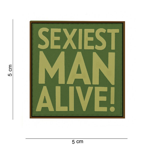 444120 7391 99 01 <p>Ontdek het unieke 3D PVC embleem 'Sexiest man alive' in de opvallende kleur groen. Dit embleem is perfect voor het personaliseren van uw uitrusting en is voorzien van een stevige klittenband aan de achterzijde, waardoor het eenvoudig te bevestigen is op kleding, tassen of andere accessoires. Voeg een speelse en gedurfde touch toe aan uw outdoor look of militaire outfit met dit opvallende embleem.</p>