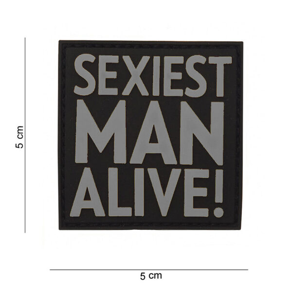 444120 7392 99 01 <p>Het 3D PVC embleem 'Sexiest Man Alive' in grijs is een unieke toevoeging aan je collectie. Dit hoogwaardige embleem beschikt over een klittenband aan de achterzijde, waardoor je het eenvoudig kunt bevestigen op kleding, tassen of andere uitrusting. Met zijn opvallende ontwerp en speelse boodschap is dit embleem perfect voor iedereen die zijn persoonlijkheid wil uitdragen. Ideaal voor militaire en outdoor avonturen of als een leuk cadeau voor vrienden.</p>