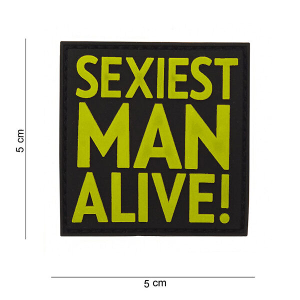 444120 7393 99 01 <p>Voeg een vleugje humor en stijl toe aan je uitrusting met het Embleem 3D PVC 'Sexiest Man Alive' in opvallend geel. Dit unieke embleem is vervaardigd van duurzaam PVC en beschikt over een praktische klittenband aan de achterzijde, zodat je het eenvoudig kunt bevestigen op kleding, tassen of andere accessoires. Perfect voor de liefhebber van militaire en outdoor uitrusting die zijn persoonlijkheid wil laten zien!</p>