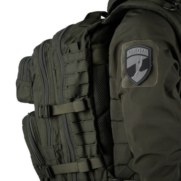 444130 7072 99 02 <p>Het 3D PVC Embleem GROM in grijze kleur (#2090) is een robuust en veelzijdig embleem dat perfect is voor militaire en outdoor toepassingen. Dankzij de klittenband aan de achterzijde is het eenvoudig aan kleding of uitrusting te bevestigen en te verwijderen. Dit embleem voegt niet alleen stijl toe aan je gear, maar ook een professionele uitstraling. Een must-have voor elke serieuze avonturier of militair!</p>