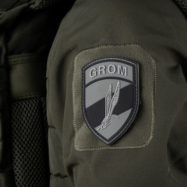 444130 7072 99 03 <p>Het 3D PVC Embleem GROM in grijze kleur (#2090) is een robuust en veelzijdig embleem dat perfect is voor militaire en outdoor toepassingen. Dankzij de klittenband aan de achterzijde is het eenvoudig aan kleding of uitrusting te bevestigen en te verwijderen. Dit embleem voegt niet alleen stijl toe aan je gear, maar ook een professionele uitstraling. Een must-have voor elke serieuze avonturier of militair!</p>