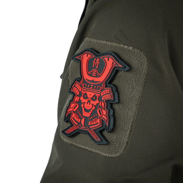 444130 7193 99 02 <p>Voeg een stoere uitstraling toe aan je uitrusting met het 3D PVC Embleem Samurai skull in het opvallende rood (#5091). Dit hoogwaardige embleem is voorzien van een klittenband aan de achterzijde, waardoor je het eenvoudig op verschillende oppervlakken kunt bevestigen. Perfect voor militaire en outdoor enthusiasts die hun gear willen personaliseren. Dit embleem is niet alleen een eyecatcher, maar ook een uitstekende manier om je individualiteit te tonen tijdens avonturen in de natuur of op het terrein.</p>