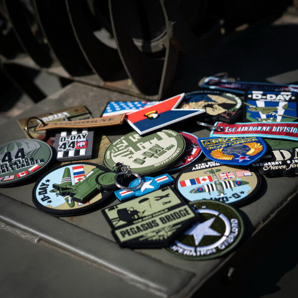 444130 7371 99 02 <p>Ontdek het Embleem 3D PVC D-Day Spitfire #7081, een uniek embleem vervaardigd van duurzaam PVC met een praktische klittenbandsluiting aan de achterzijde. Dit embleem is ideaal voor het personaliseren van militaire en outdoor uitrusting, en geeft een stoere uitstraling aan elke outfit. Een must-have voor verzamelaars en liefhebbers van militaire historie.</p>
