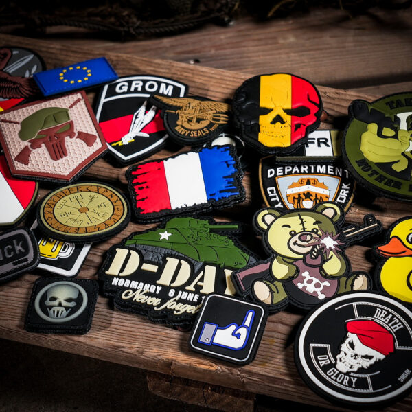 444130 7381 99 02 <p>Voeg een stukje geschiedenis toe aan je collectie met het Embleem 3D PVC D-Day Sherman #7096. Dit hoogwaardige embleem is vervaardigd van duurzaam PVC en is voorzien van klittenband aan de achterzijde, waardoor het eenvoudig te bevestigen is op kleding of uitrusting. Perfect voor zowel verzamelaars als militaire enthousiastelingen die de heroïsche landing op D-Day willen eren. Een must-have accessoire voor elke outdoor- of militaire uitrusting!</p>