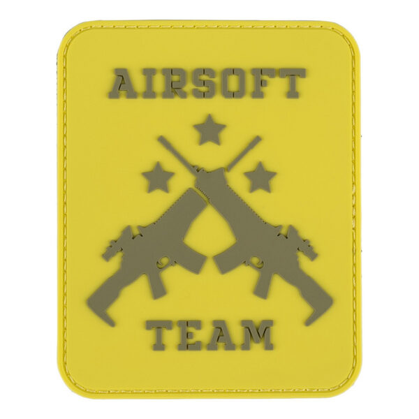 444130 7460 99 01 <p>Het 3D PVC Embleem Airsoft team in opvallend geel is een must-have voor iedere airsoftliefhebber. Dit embleem is voorzien van een stevige klittenband aan de achterzijde, waardoor het eenvoudig aan je kleding of uitrusting te bevestigen is. Met zijn unieke ontwerp voegt het niet alleen stijl toe, maar ook een vleugje teamgeest aan jouw outfit. Perfect voor gebruik tijdens airsoft wedstrijden of als onderdeel van je outdoor gear.</p>