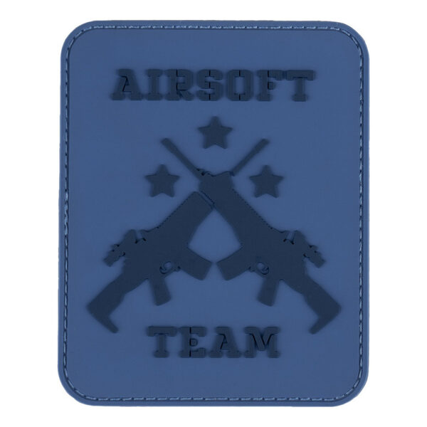 444130 7461 99 01 <p>Dit hoogwaardige 3D PVC embleem in de kleur blauw is perfect voor airsoft teams die hun teamidentiteit willen benadrukken. Het embleem is voorzien van klittenband aan de achterzijde, waardoor het eenvoudig te bevestigen is op kleding of uitrusting. Met zijn duurzame en opvallende ontwerp is dit embleem een must-have voor elke fanatieke airsoftspeler die zijn teamtrots wil tonen.</p>