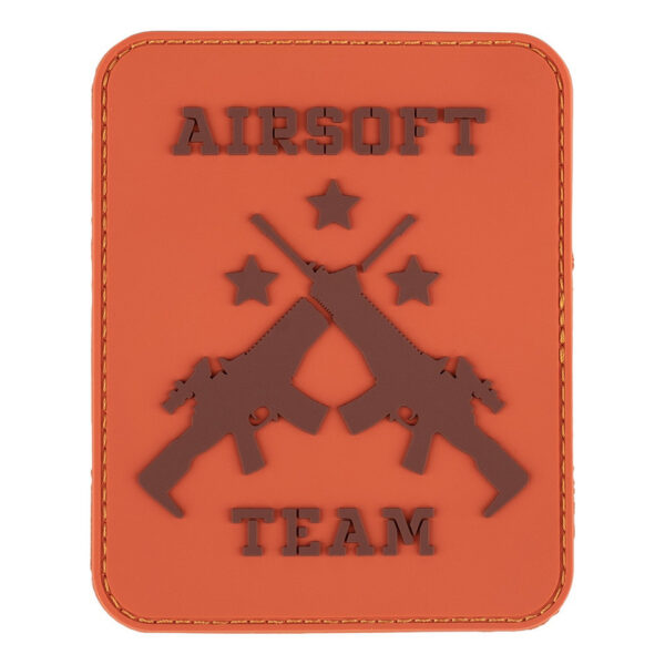 444130 7462 99 01 <p>Het Embleem 3D PVC Airsoft team in oranje (#23018) is een ideaal accessoire voor elke airsoftspeler. Dit hoogwaardige embleem is vervaardigd uit duurzaam PVC en voorzien van klittenband aan de achterzijde, waardoor het eenvoudig te bevestigen is op kleding of uitrusting. Met zijn opvallende oranje kleur valt het embleem goed op en toont het jouw teamtrots. Voeg dit embleem toe aan je gear en maak je outfit compleet!</p>