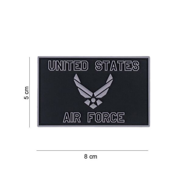 444130 7464 99 01 <p>Het 3D PVC embleem van de United States Air Force is een must-have voor elke militaire of outdoor liefhebber. Met een praktische klittenbandsluiting aan de achterzijde is het eenvoudig te bevestigen op jassen, rugzakken of andere uitrusting. Dit embleem voegt niet alleen een stoere uitstraling toe, maar toont ook je steun voor de luchtmacht. Een perfect accessoire voor zowel verzamelaars als actieve gebruikers.</p>