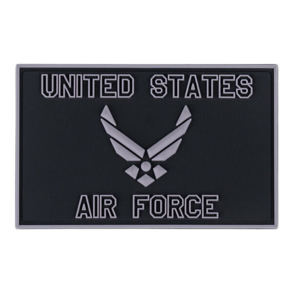 444130 7464 99 01 <p>Het 3D PVC embleem van de United States Air Force is een must-have voor elke militaire of outdoor liefhebber. Met een praktische klittenbandsluiting aan de achterzijde is het eenvoudig te bevestigen op jassen, rugzakken of andere uitrusting. Dit embleem voegt niet alleen een stoere uitstraling toe, maar toont ook je steun voor de luchtmacht. Een perfect accessoire voor zowel verzamelaars als actieve gebruikers.</p>