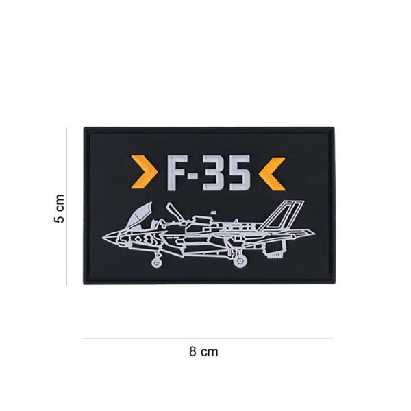 444130 7465 99 01 <p>Voeg een vleugje stijl en trots toe aan je uitrusting met het Embleem 3D PVC F-35 #14055. Dit hoogwaardige embleem is vervaardigd van duurzaam PVC en voorzien van klittenband aan de achterzijde, waardoor het eenvoudig is te bevestigen op kleding, tassen of andere uitrusting. Perfect voor liefhebbers van militaire en luchtvaart-thema's, dit embleem is een must-have accessoire voor elke outdoor enthousiasteling.</p>