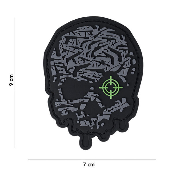 444130 7493 99 01 <p>Maak je uitrusting compleet met het opvallende Embleem 3D PVC Target Eye Skull in grijs (#15042). Dit duurzame embleem is voorzien van een sterke klittenband aan de achterzijde, waardoor je het eenvoudig kunt bevestigen op kleding, tassen of andere uitrusting. Het unieke design geeft een stoere uitstraling en is perfect voor outdoor liefhebbers en militaire fans die hun stijl willen benadrukken.</p>