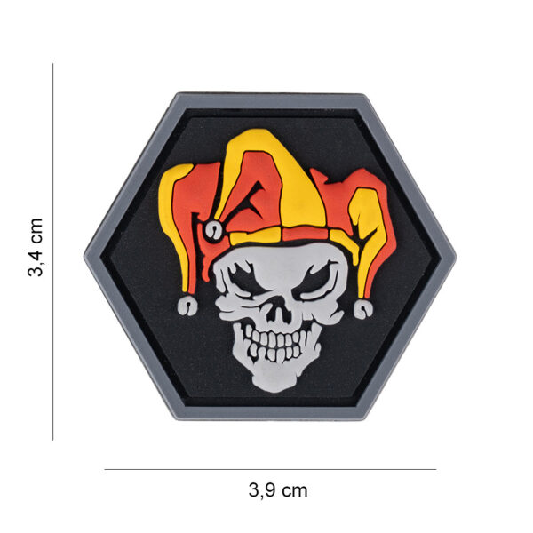 444130 7583 99 01 <p>Dit opvallende 3D PVC embleem in de vorm van een hexagon met een joker-schedel is perfect voor de fanatieke verzamelaar of om je outfit een unieke touch te geven. Met de handige klittenband aan de achterzijde bevestig je het embleem eenvoudig aan al je gear of kleding. Dit embleem is niet alleen een stijlstatement, maar ook een geweldig accessoire voor outdoor avonturen en militaire evenementen.</p>