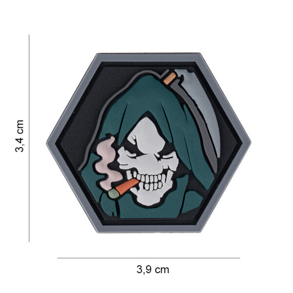 444130 7585 99 01 <p>Het 3D PVC Embleem met een hexagonaal ontwerp van een skull grim reaper (#8057) is een stoer en opvallend accessoire voor elke militaire of outdoor outfit. Dit embleem is voorzien van een sterke klittenband aan de achterzijde, waardoor je het eenvoudig kunt bevestigen op kleding, tassen of uitrusting. Voeg een edgy touch toe aan je look met dit unieke embleem dat perfect is voor elke gelegenheid.</p>