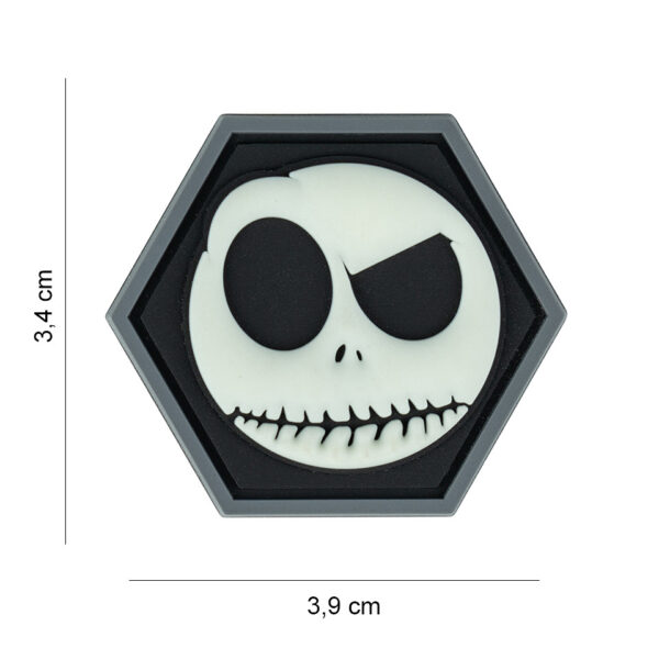 444130 7588 99 01 <p>Maak je uitrusting compleet met het 3D PVC Hexagon smiley embleem dat in het donker oplicht. Dit unieke embleem is voorzien van klittenband aan de achterzijde, waardoor het eenvoudig te bevestigen is aan verschillende soorten kleding en uitrusting. Met zijn speelse uitstraling voegt het niet alleen karakter toe, maar zorgt het ook voor extra zichtbaarheid in het donker. Perfect voor outdoor avonturen of als een leuk detail op je dagelijkse outfit.</p>