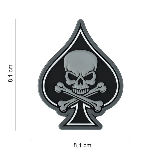 444130 7633 99 01 <p>Dit hoogwaardige 3D PVC embleem met het iconische Ace of Spades ontwerp van een schedel en botten is de perfecte aanvulling voor je militaire of outdoor uitrusting. Het embleem is voorzien van klittenband aan de achterzijde, waardoor het eenvoudig te bevestigen is op jassen, rugzakken of andere stoffen. Laat je persoonlijkheid zien en voeg een stoere touch toe aan je outfit met dit unieke embleem dat zowel stijl als functionaliteit biedt.</p>