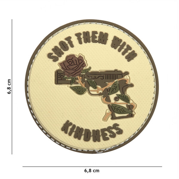 444130 5423 99 01 <p>Dit 3D PVC embleem 'Shot them with kindness' in coyote kleur is een stoere aanvulling op je militaire en outdoor uitrusting. Het embleem is voorzien van een handige klittenband aan de achterzijde, waardoor je het eenvoudig kunt bevestigen op kleding, tassen of andere uitrusting. Met dit unieke embleem geef je niet alleen een persoonlijke touch aan je gear, maar laat je ook zien dat vriendelijkheid een kracht is. Perfect voor de avontuurlijke geest!</p>