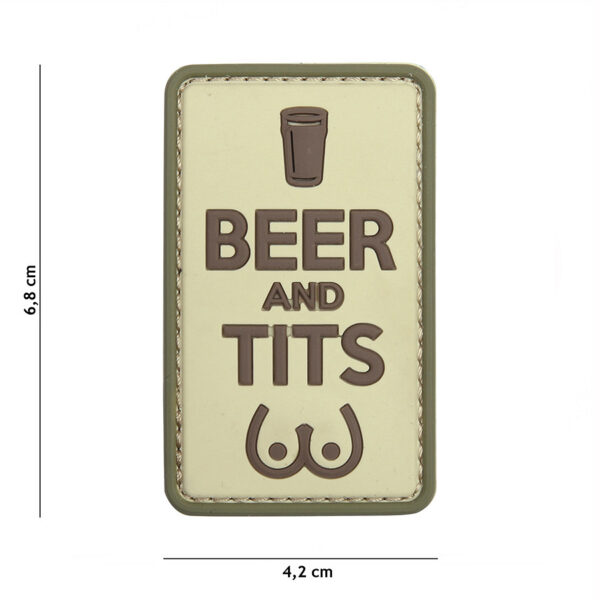 444130 5427 99 01 <p>Voeg een unieke flair toe aan je uitrusting met het Embleem 3D PVC Beer and Tits in coyote kleur. Dit hoogwaardige embleem is vervaardigd van duurzaam PVC en beschikt over een praktische klittenband achterzijde, waardoor het eenvoudig te bevestigen is aan kleding of uitrusting. Perfect voor militaire en outdoor liefhebbers die willen opvallen met een originele uitstraling. Een must-have accessoire voor elke avonturier!</p>