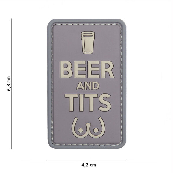 444130 5429 99 01 <p>Voeg een uniek accent toe aan je uitrusting met het Embleem 3D PVC Beer and Tits #13107. Dit hoogwaardige PVC-embleem is voorzien van klittenband aan de achterzijde, waardoor het eenvoudig te bevestigen is op zakken, jassen of rugzakken. Met zijn opvallende ontwerp is dit embleem perfect voor de outdoor- en militaire liefhebber die zijn persoonlijke stijl wil uitdragen. Een must-have toevoeging voor iedere enthusiast!</p>