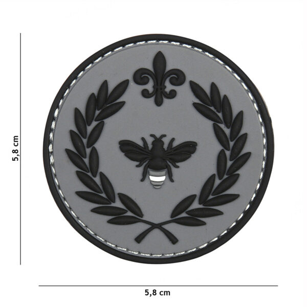 444130 5432 99 01 <p>Voeg een unieke touch toe aan je uitrusting met het 3D PVC Napoleon embleem in grijs (#11129). Dit hoogwaardige embleem is voorzien van klittenband aan de achterzijde, waardoor je het eenvoudig kunt bevestigen op jassen, rugzakken of andere uitrusting. Perfect voor zowel militaire als outdoor liefhebbers die een persoonlijk accent willen geven aan hun gear. Duurzaam en stijlvol, dit embleem is een must-have voor elke collectie.</p>