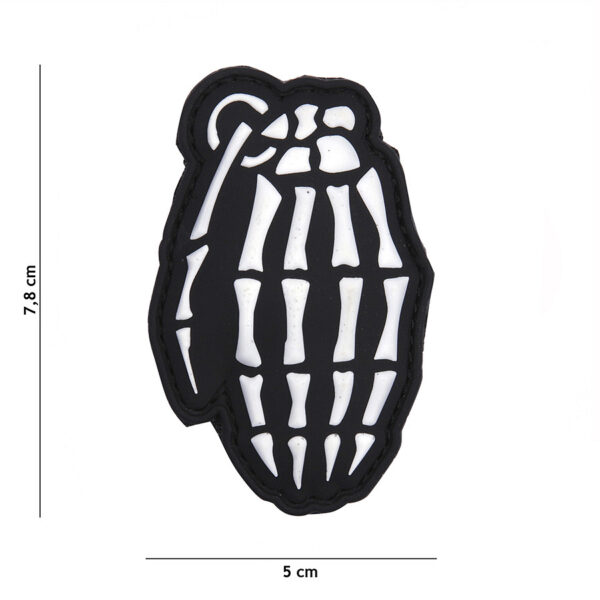 444130 5434 99 01 <p>Het Embleem 3D PVC Bones granaat wit #11131 is een opvallend accessoire voor elke militaire en outdoor enthusiast. Dit hoogwaardige embleem is vervaardigd uit duurzaam PVC en is voorzien van een klittenband aan de achterzijde, waardoor het eenvoudig op kleding of uitrusting te bevestigen is. Voeg een unieke touch toe aan je gear met dit stijlvolle en functionele embleem.</p>