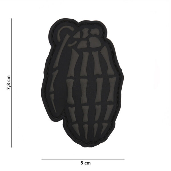 444130 5435 99 01 <p>Het Embleem 3D PVC Skull granaat grijs #9049 is een stoer en opvallend embleem dat perfect is voor elke militaire of outdoor outfit. Gemaakt van duurzaam PVC en voorzien van klittenband aan de achterzijde, kan het eenvoudig op verschillende oppervlakken worden bevestigd. Dit embleem voegt niet alleen een unieke uitstraling toe, maar is ook een geweldige manier om je persoonlijke stijl te accentueren. Ideaal voor fans van tactische gear en outdoor avonturen.</p>